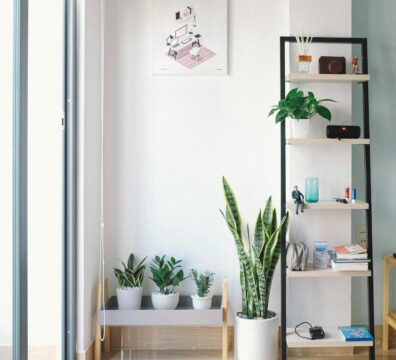 Meubels en wanddecoratie combineren voor een samenhangend interieur